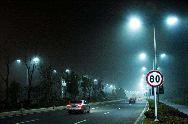 東莞七度照明LED路燈在雨霧季節增強道路安全的優勢